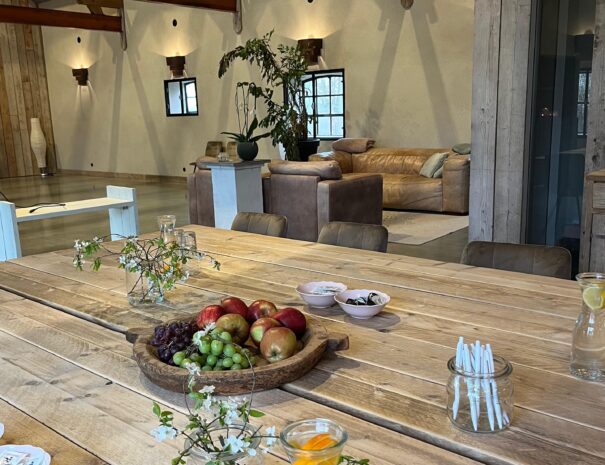 Stro vergadering fruit en tafel