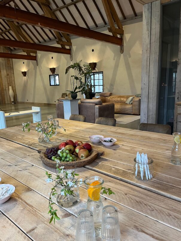 Stro vergadering fruit en tafel
